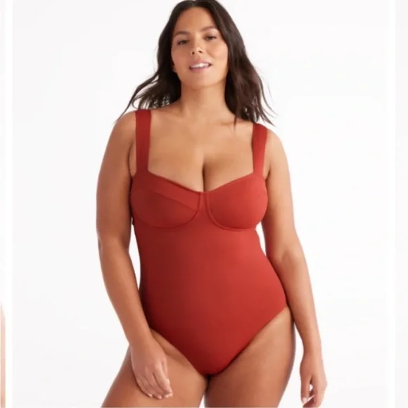 Elegant Red One-Piece Swimsuit - Picture 3 of 7